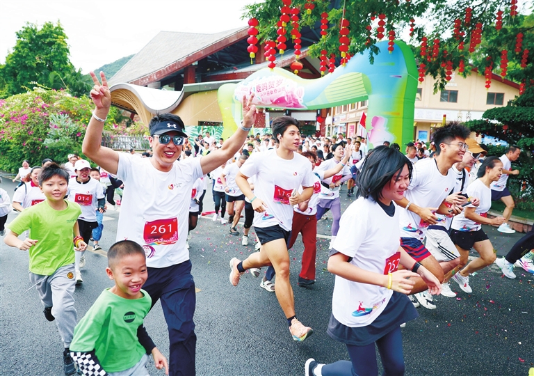 海南：千余人登高 热闹庆新年