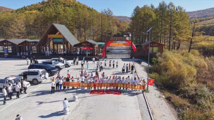 “醉氧跑”逐鹿图博勒 跨省跑者绘就秋日健康画卷_fororder_微信图片_20250929094200