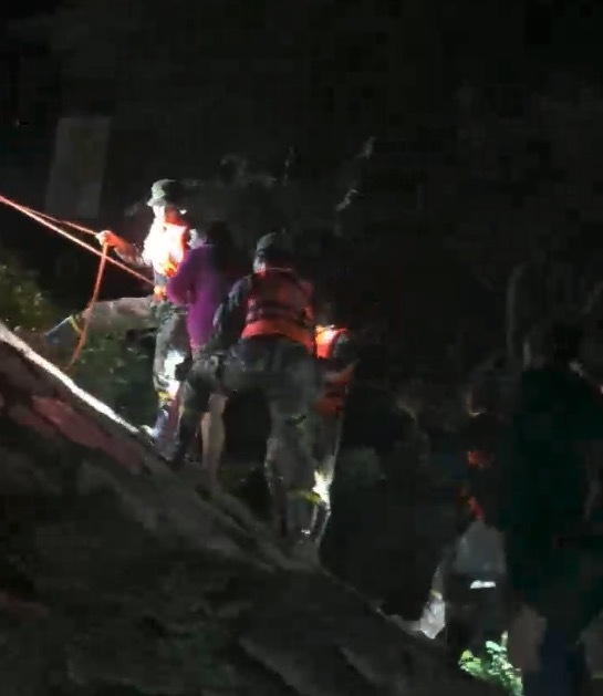 北京怀柔强降雨致100多人被困“孤岛”  武警部队紧急救援