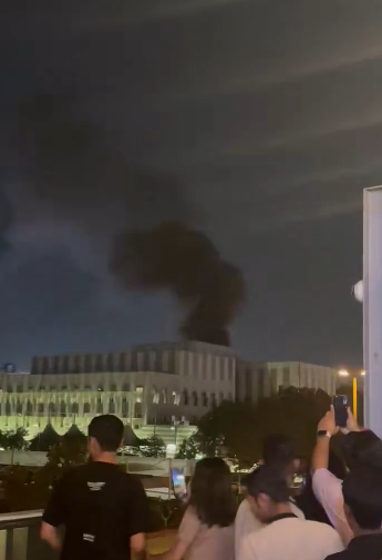 美国驻阿联酋领事馆附近区域燃起大火并升起浓烟