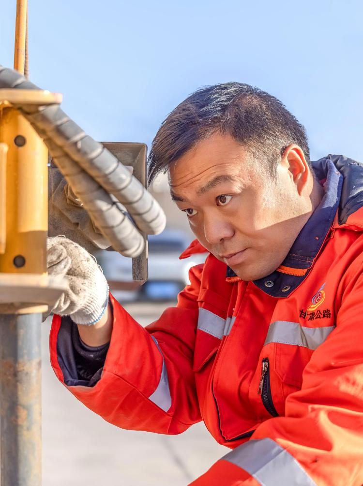 匠心护路 实干担当 —— 2025年”张掖市公路养护职工职业技能大赛技术标兵“毛维斌先进事迹​_fororder_1