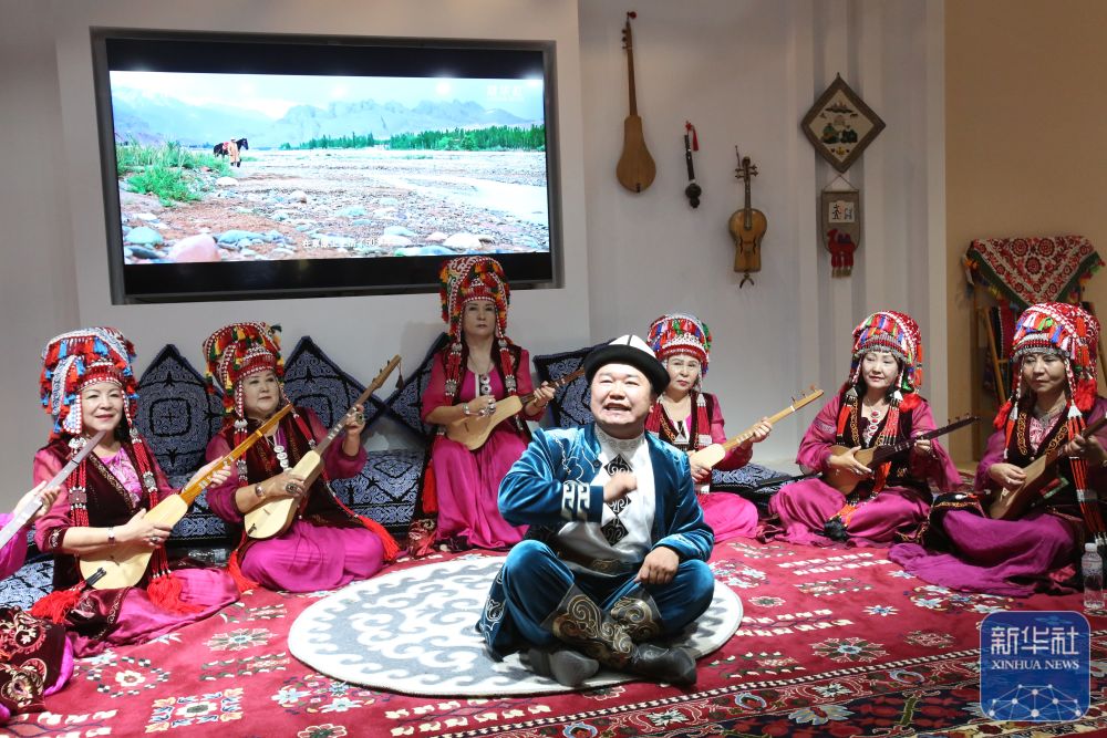 砥砺奋进七十载 天山南北谱华章丨95后《玛纳斯》传承人传唱英雄史诗