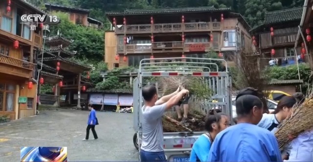 “再苦再累也值得” 全村一起扎竹扫把支援榕江清淤