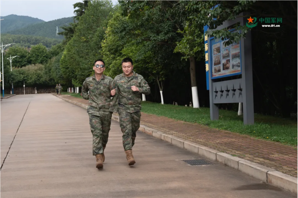 视频丨见到杜富国，张桂梅老师心疼得哭了