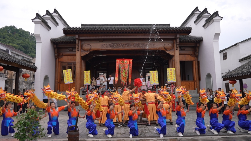 Tonglu's Ancient Village Shines with Spectacular Dragon Boat Festival Traditions_fororder_3