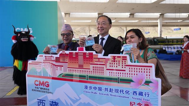 “漫步中国·共赴现代化·西藏行”中外媒体联合采访活动在拉萨启动_fororder_7