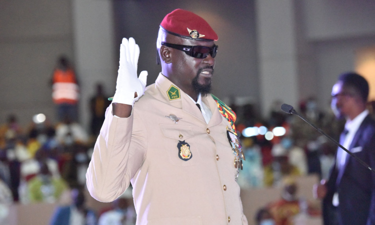 几内亚总统敦布亚宣布参加12月总统选举