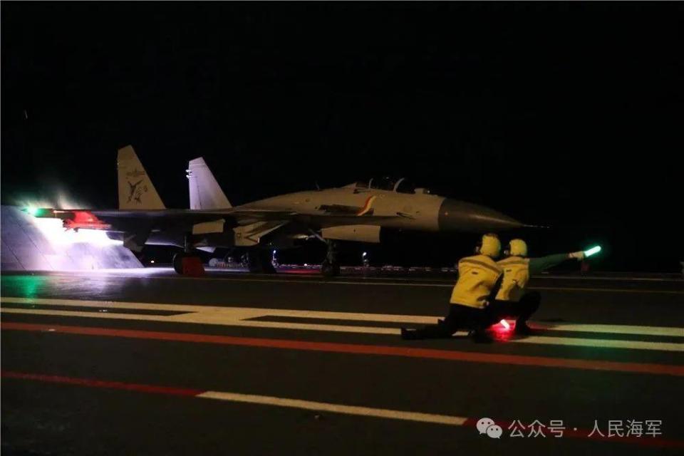 中国海军双航母编队赴远海开展实战化训练