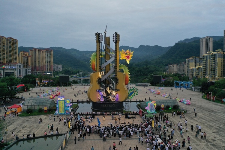 家门口的世界丨世界吉他正安造 黔北小县拨动全球琴弦