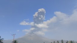 印尼勒沃托比火山喷发 火山灰柱达2500米_fororder_1