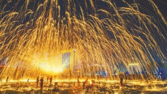 甘肃省多地举行社火表演