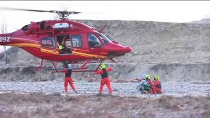 First Helicopter Live‑Line Operation Completed on Hami–Chongqing ±800 kV Kunyu Line_fororder_64dedc39cd5436a6c8b7368702731fea