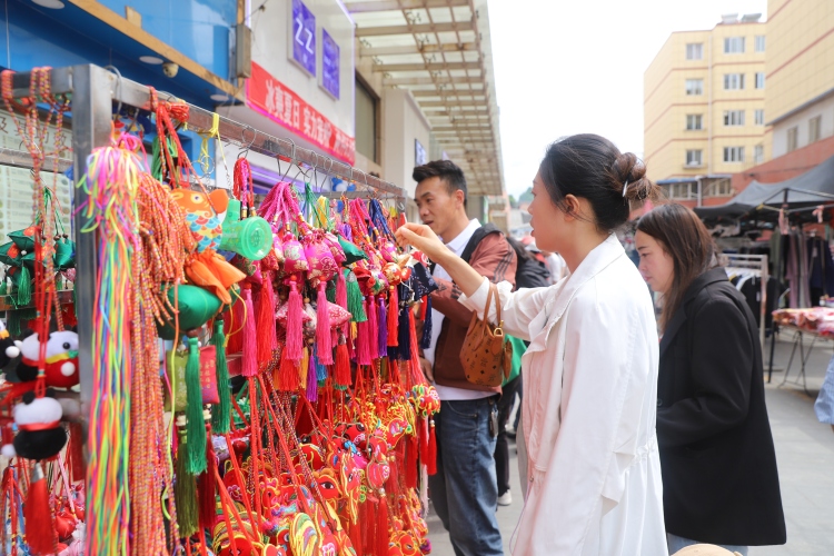 天水市清水县：“端午经济”热 人间烟火浓_fororder_市民挑选香包.JPG