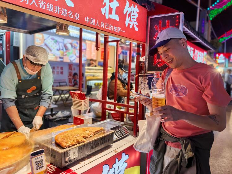 台胞夜游青岛濠洼步行街 赞青岛人可爱又诚信（组图）（两岸关系）_fororder_3