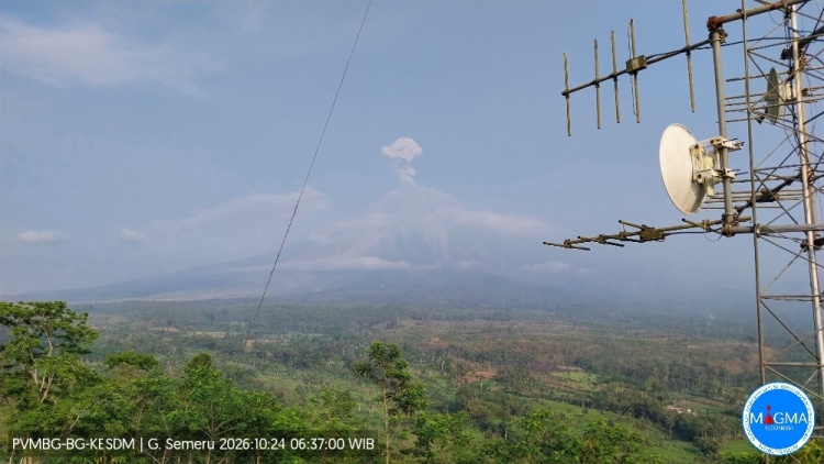 印尼塞梅鲁火山喷发 火山灰柱高约1000米