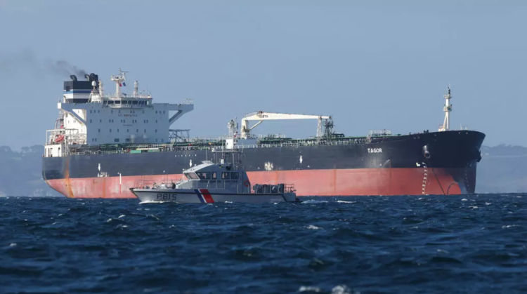 法国称已羁押被海军拦截的俄罗斯油轮船长