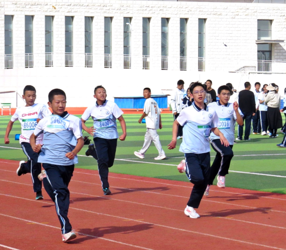 把赛场还给学生：一堂在绿茵场上生成的素养课