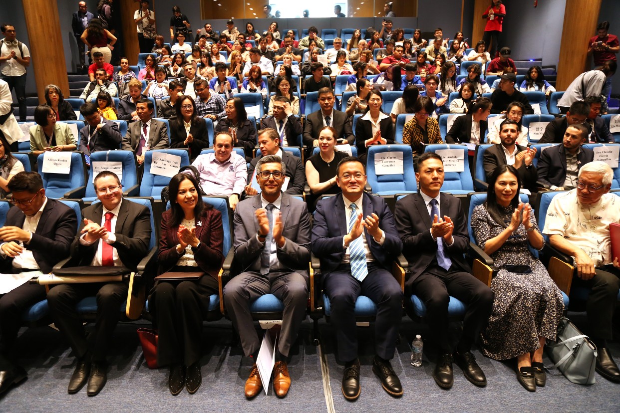 L'exposition thématique « Étudier à Beijing » et le Salon HSK pour les études en Chine se sont tenus avec succès à Mexico_fororder_集体合影