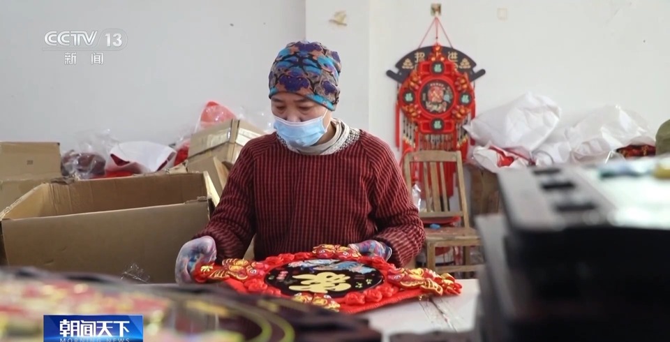 烟花走俏 麻将机大卖……外国人怎么过春节?中国节日“玩法”走向世界