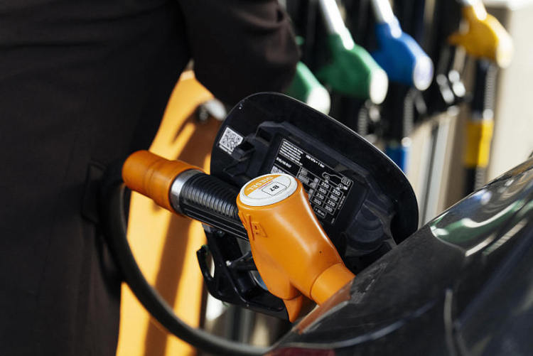 国际油价突破每桶100美元 为2022年以来首次