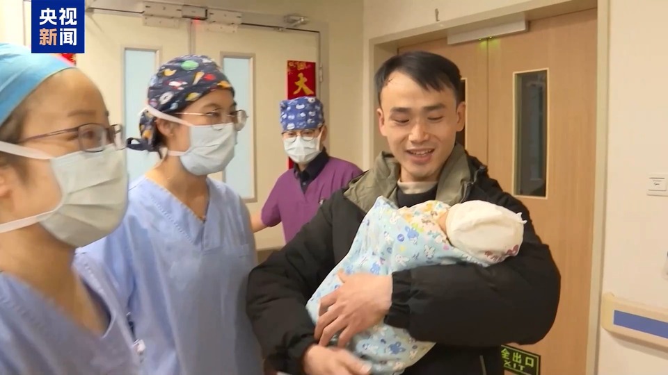 1.7公斤病重女婴急救途中遇堵车 司机齐刷刷45°角转向让出生命通道