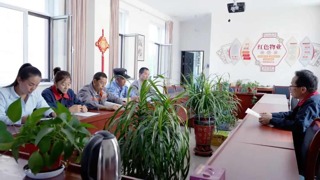 张掖山丹：深化社区治理共同体建设 绘就民生幸福底色_fororder_图2 ：山丹县清华园小区物业公司商量解决业主房屋漏水问题