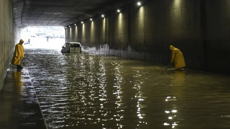 土耳其伊斯坦布尔强降雨引发城市内涝 交通大面积瘫痪