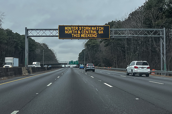 美国14个州和华盛顿特区宣布进入紧急状态