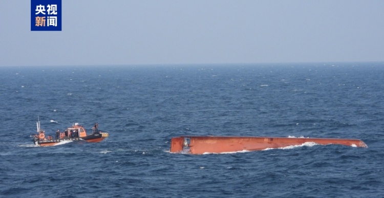 一中国渔船在韩国附近公海倾覆 中韩海警搜寻3名失踪船员