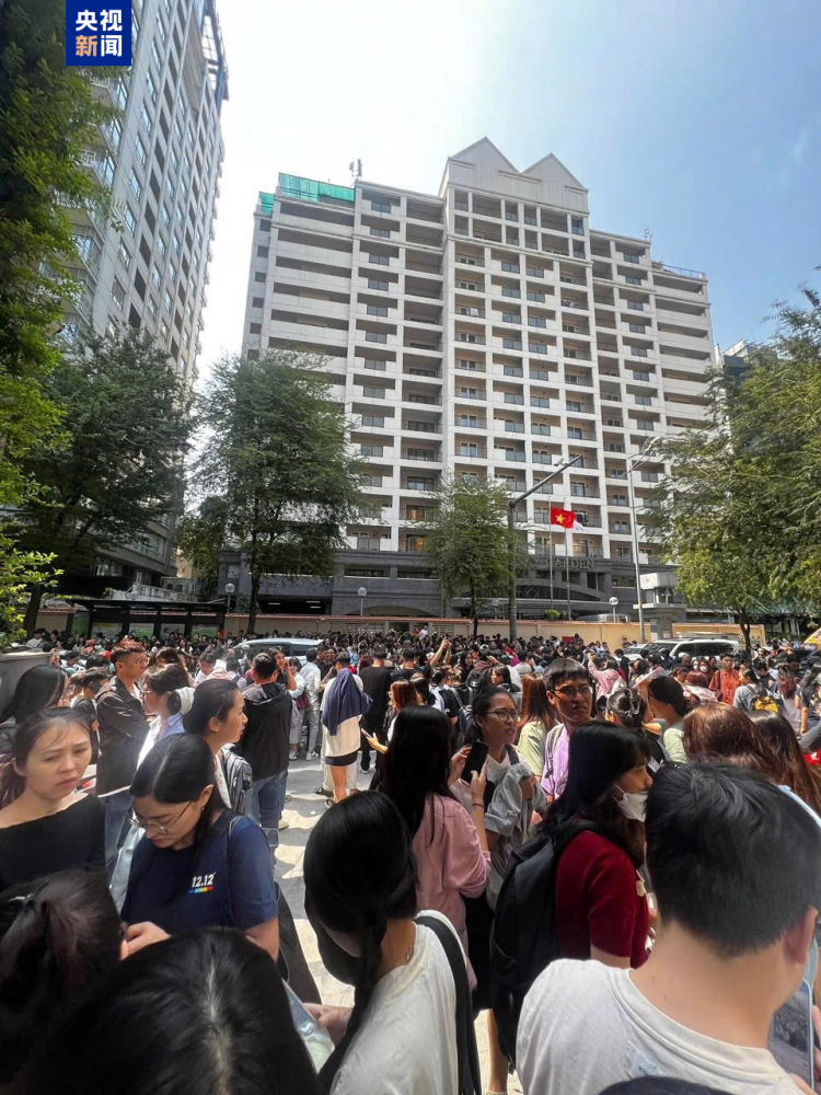 缅甸发生7.9级地震 越南胡志明市民众到户外避难