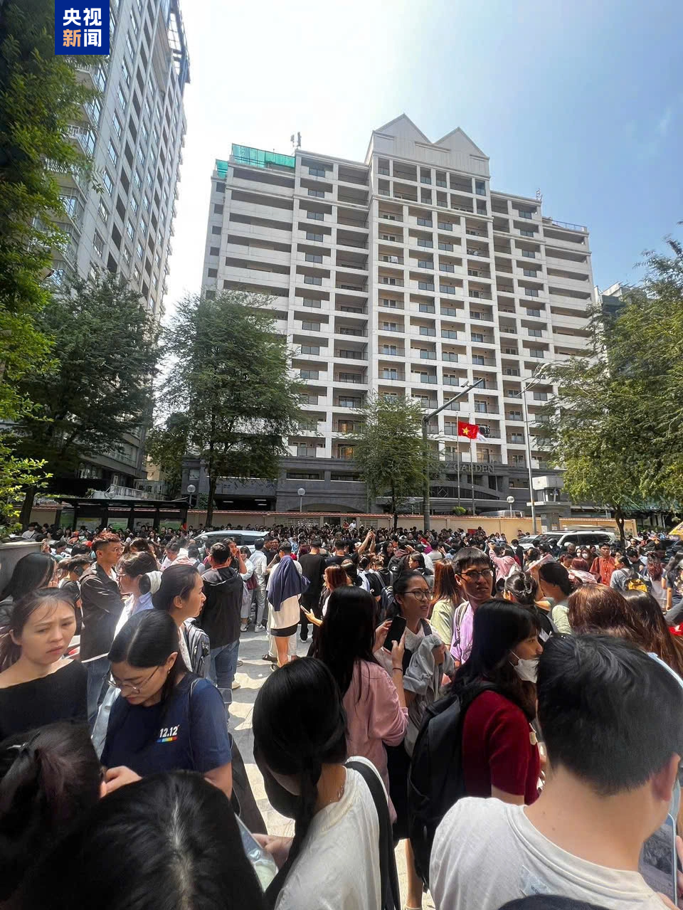 缅甸发生7.9级地震 越南胡志明市民众到户外避难