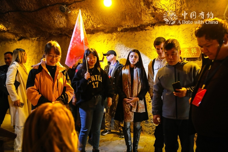 【中国有约】吐鲁番坎儿井：聆听穿越千年的水声 外籍媒体人打卡“地下水长城”