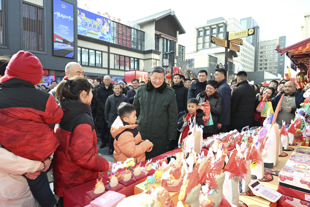 新华图讯丨习近平春节前夕在北京看望慰问基层干部群众