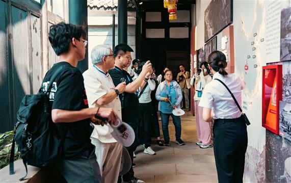 追寻抗战记忆：两岸同胞走进自贡抗日献金运动陈列馆_fororder_02
