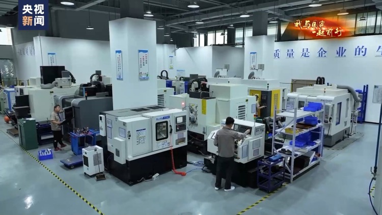 我与国家一起前行丨0.01毫米见真章 他用一杆喷枪征服全世界