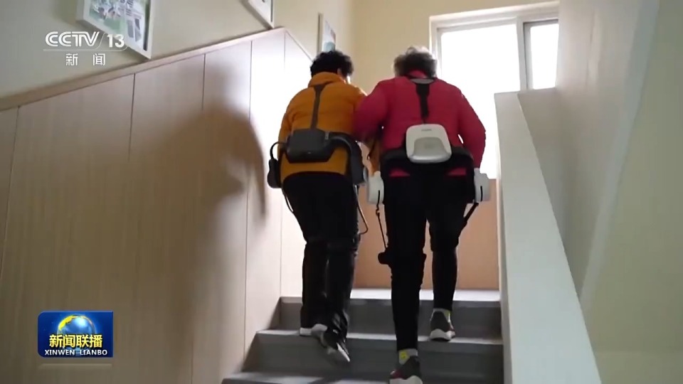 视频丨社区养老暖意浓！智慧康养设备加速融入银发生活