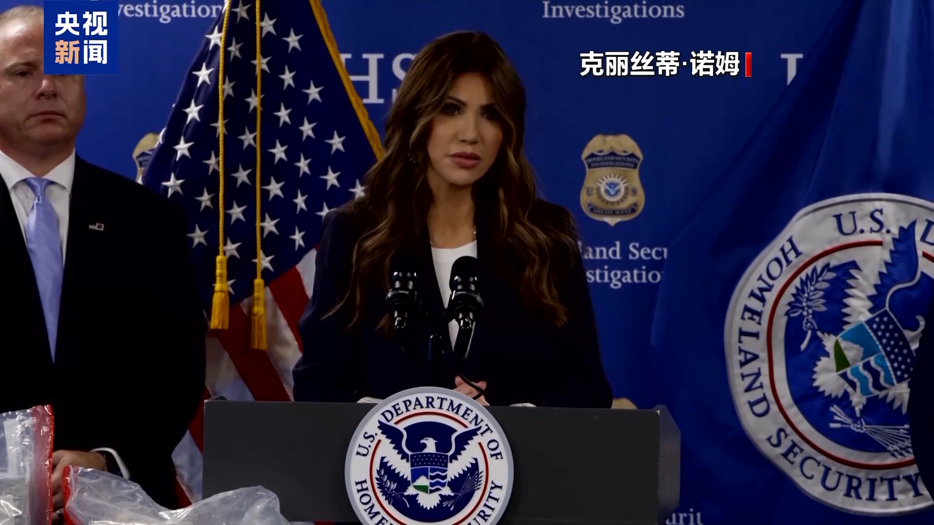 视频丨美联邦执法人员枪击致死事件引发持续抗议 美政府口风转变