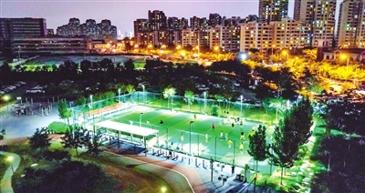 夜幕降临 西青区津门湖街道梅江公园球场活力满满_fororder_p2_b