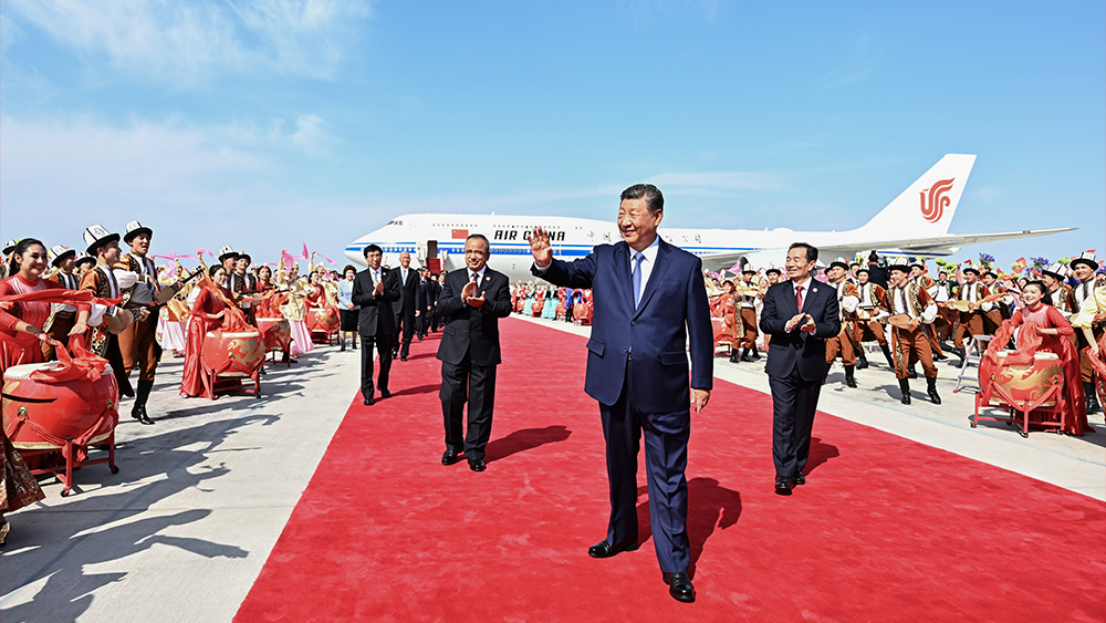 【讲习所】新时代治疆方略在新疆绽放团结繁荣之花_fororder_时政红底(5)