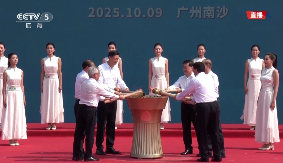 采集自南海1522米深处的“源火”点燃全运圣火