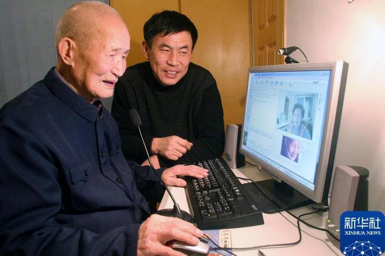 时光相册｜从见字如面到天涯咫尺——跟着新华社镜头看通信变迁