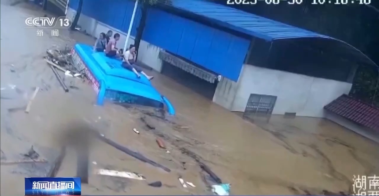 3人救下11人！他们在洪水中搭建救生通道