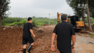 新华全媒+丨记者探访：河北易县洪涝抢修一线