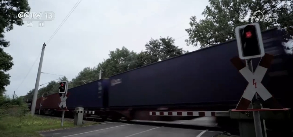 新能源汽车→油泼面、立柱架梁→联通万里，“钢铁驼队”有新变！