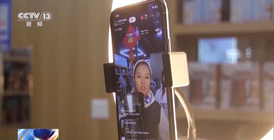 烟花走俏 麻将机大卖……外国人怎么过春节?中国节日“玩法”走向世界