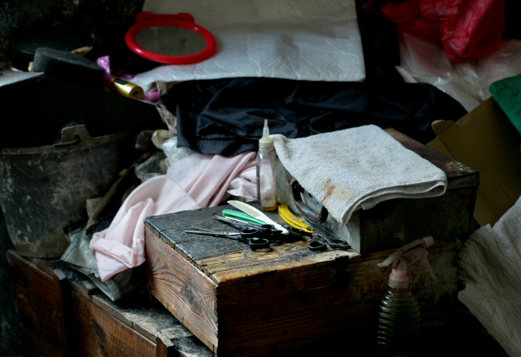 楼道里的“3元理发摊”——记湖南耒阳理发师罗三芽的二十年坚守_fororder_3