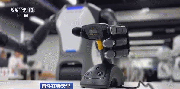 奋斗在春天里丨中国机器人凭啥“圈粉”海外？“金点子”揭秘