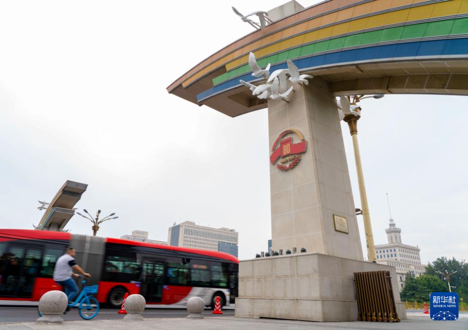 北京多种形式布置纪念抗战胜利80周年主题景观