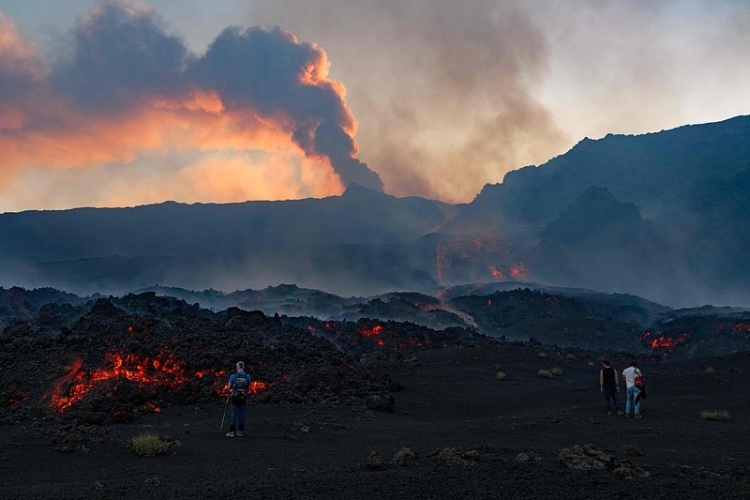 意大利埃特纳火山持续喷发 航班受影响