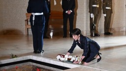 深追踪丨从堪培拉一跪到菲律宾一射，日本右翼的忏悔假面与扩军真容